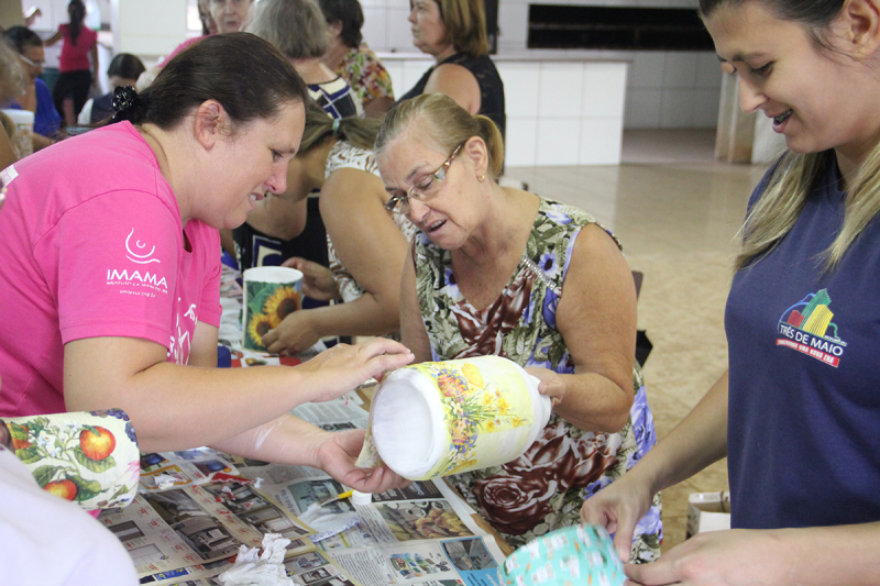 Prefeitura promove curso de artesanato com recicláveis